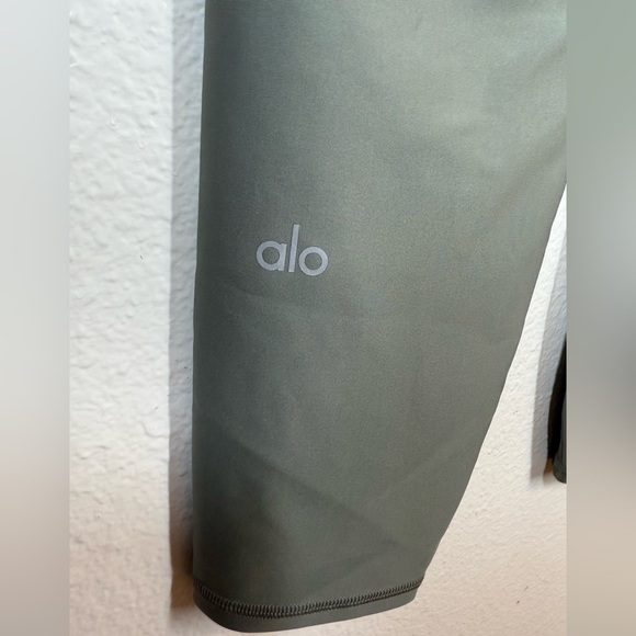 Alo Airlift High Waist Conceal Zip Capri Legging Size XS - Picture 5 of 6